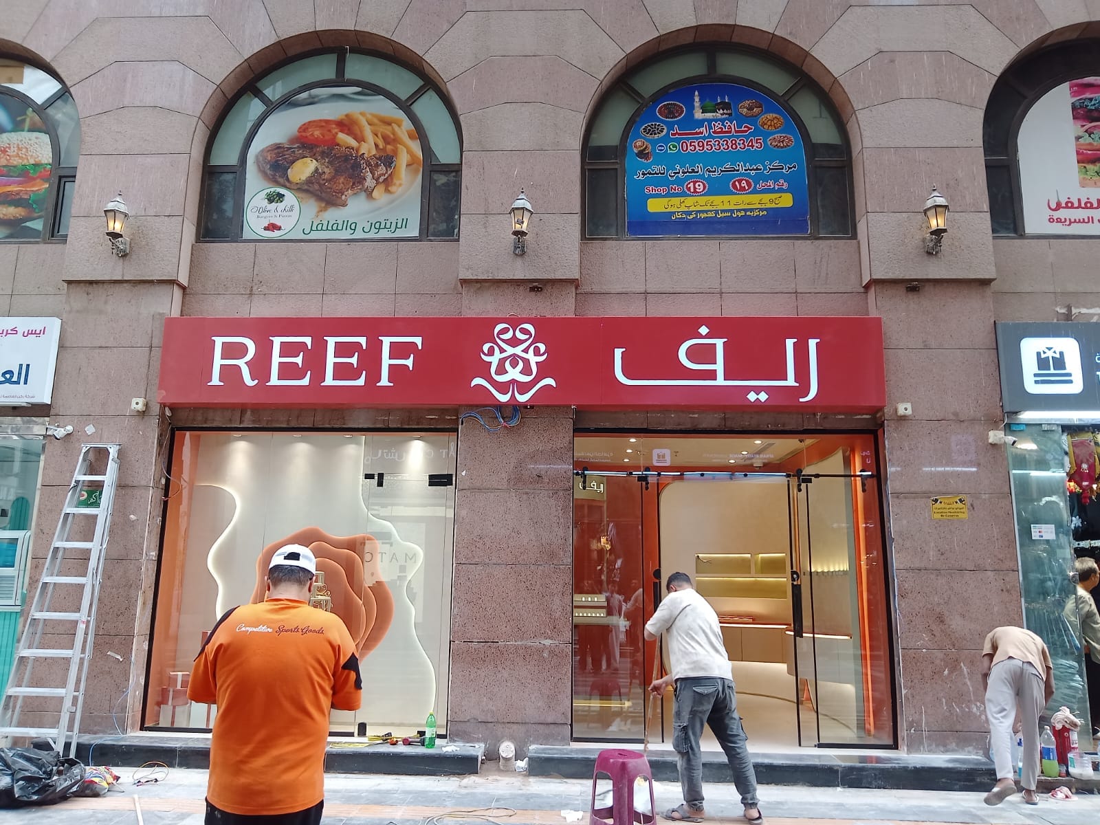 واجهة محل ريف REEF - أثناء التركيب