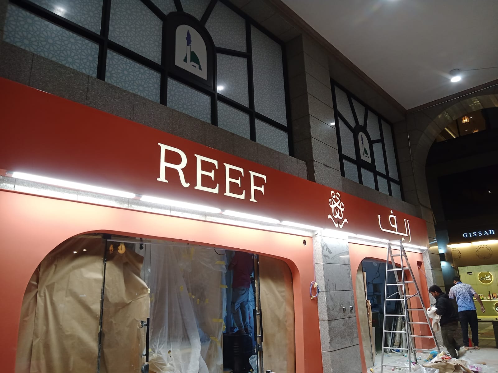 واجهة محل ريف REEF - إضاءة LED جانبية