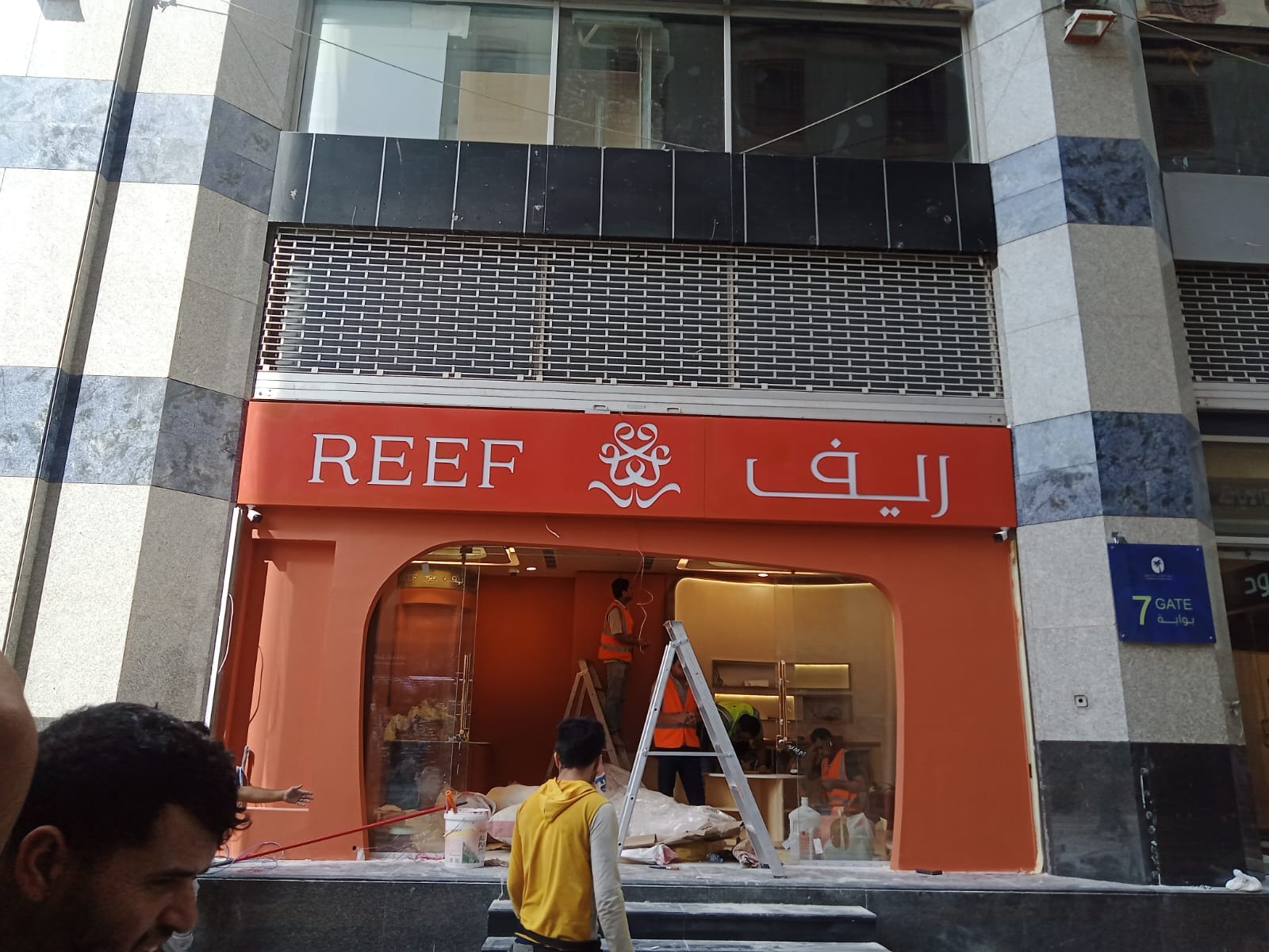لوحة محل ريف REEF - تركيب الواجهة